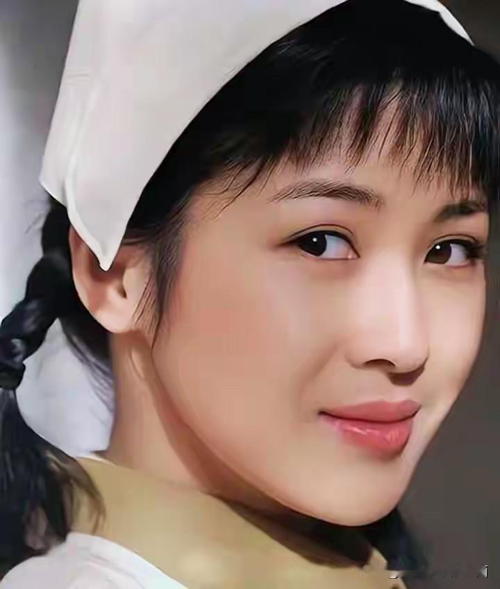 她好美啊，脸蛋的线条温柔、温婉可人，特别的秀气，是顶级女星，不输杨幂、宋佳，是曾