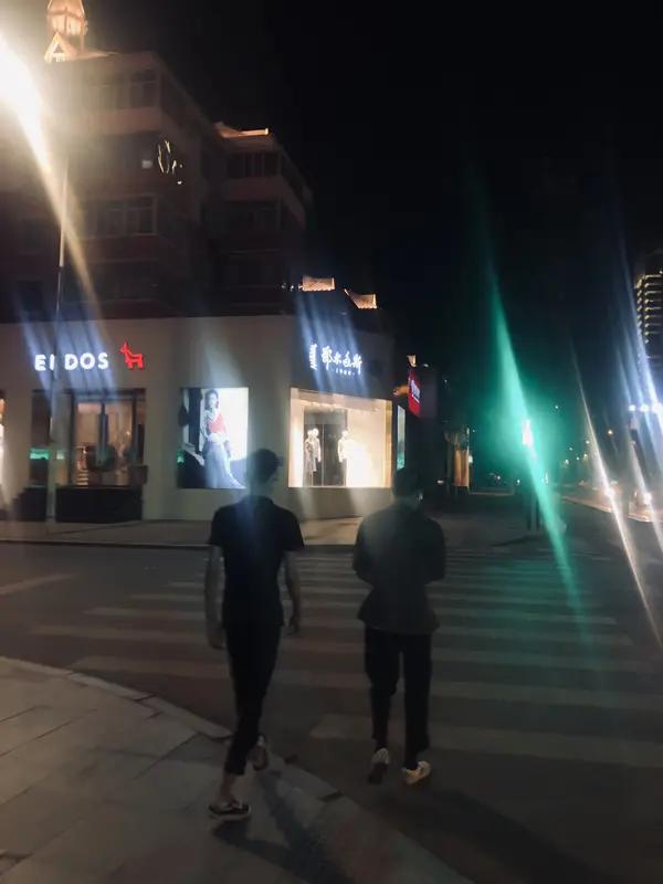 最想对自己说：不必追赶别人，按自己的节奏走就行。生活又不是赛跑，别因一时输赢就焦