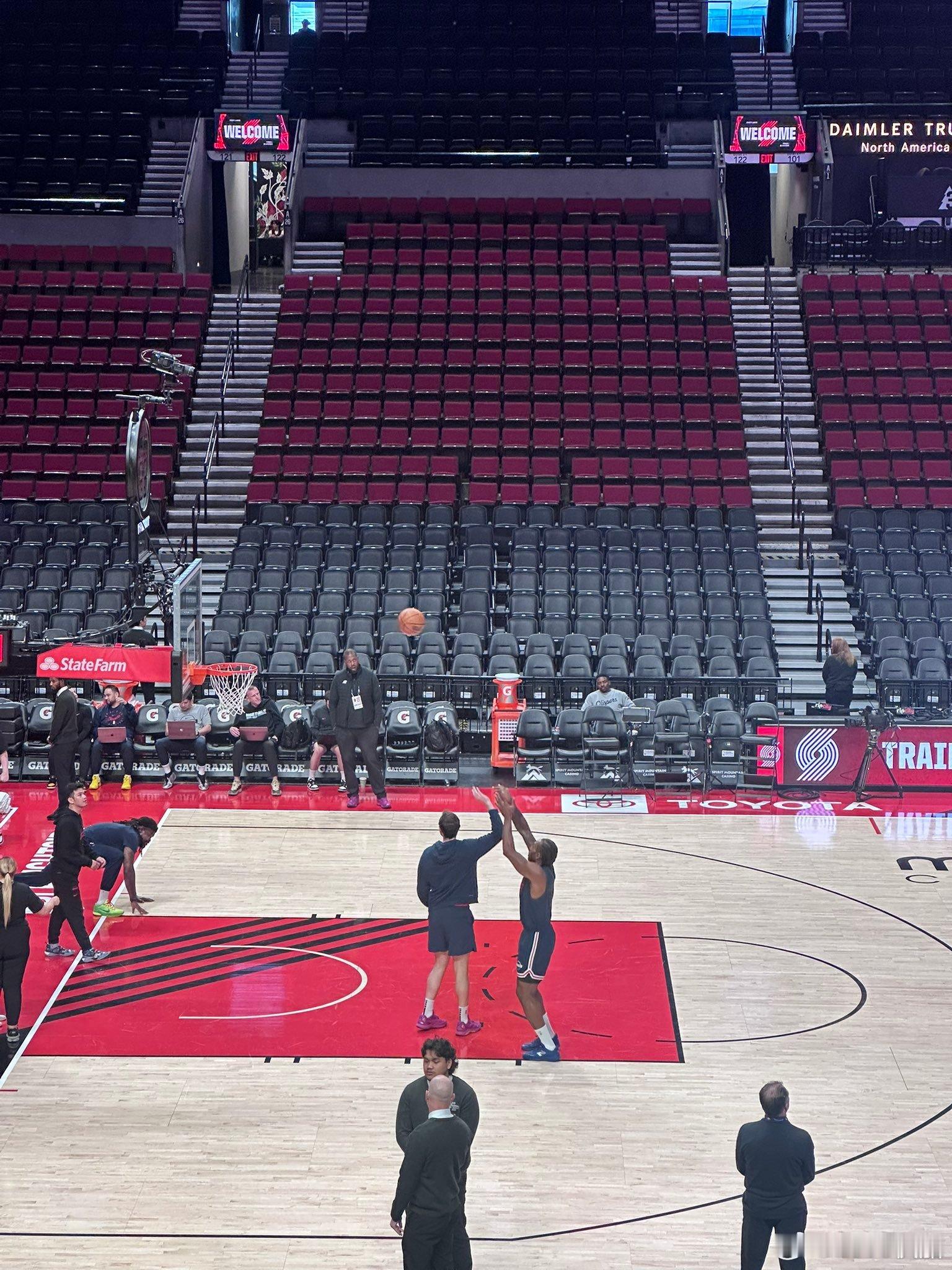 伦纳德已经开始热身了！！ 