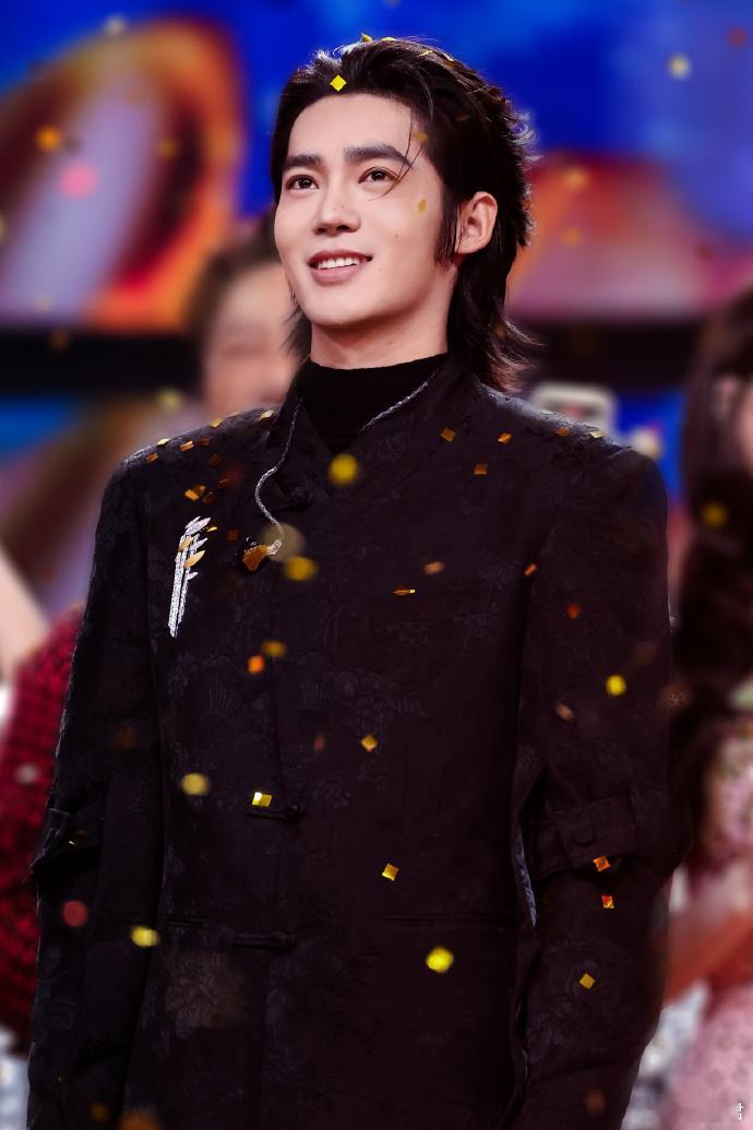 于适来跨年修话筒了 跨年晚会的惊喜是于适给的！全开麦自弹自唱《乘船》好听度拉满，