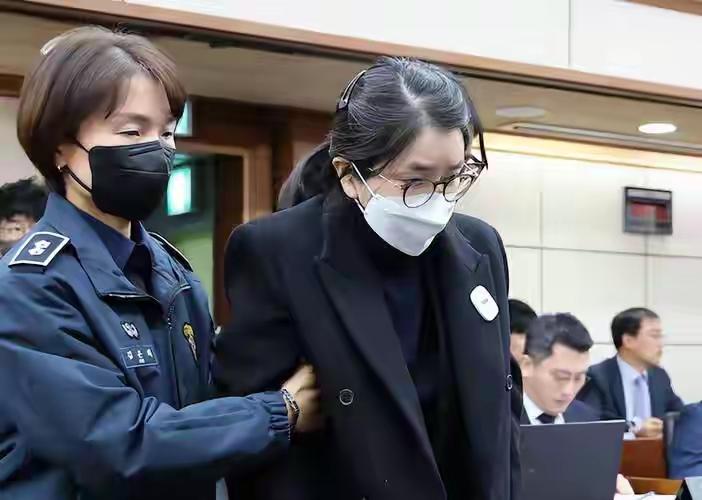 三字遗书，牵出韩国最不敢查的权力黑幕

判完尹锡悦夫人仅8天，韩国法官离奇坠亡！