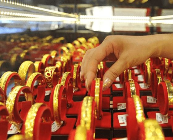 【多家品牌金饰价格下调 】金价金饰价格 9月24日，国内黄金饰品价格对比显示，多