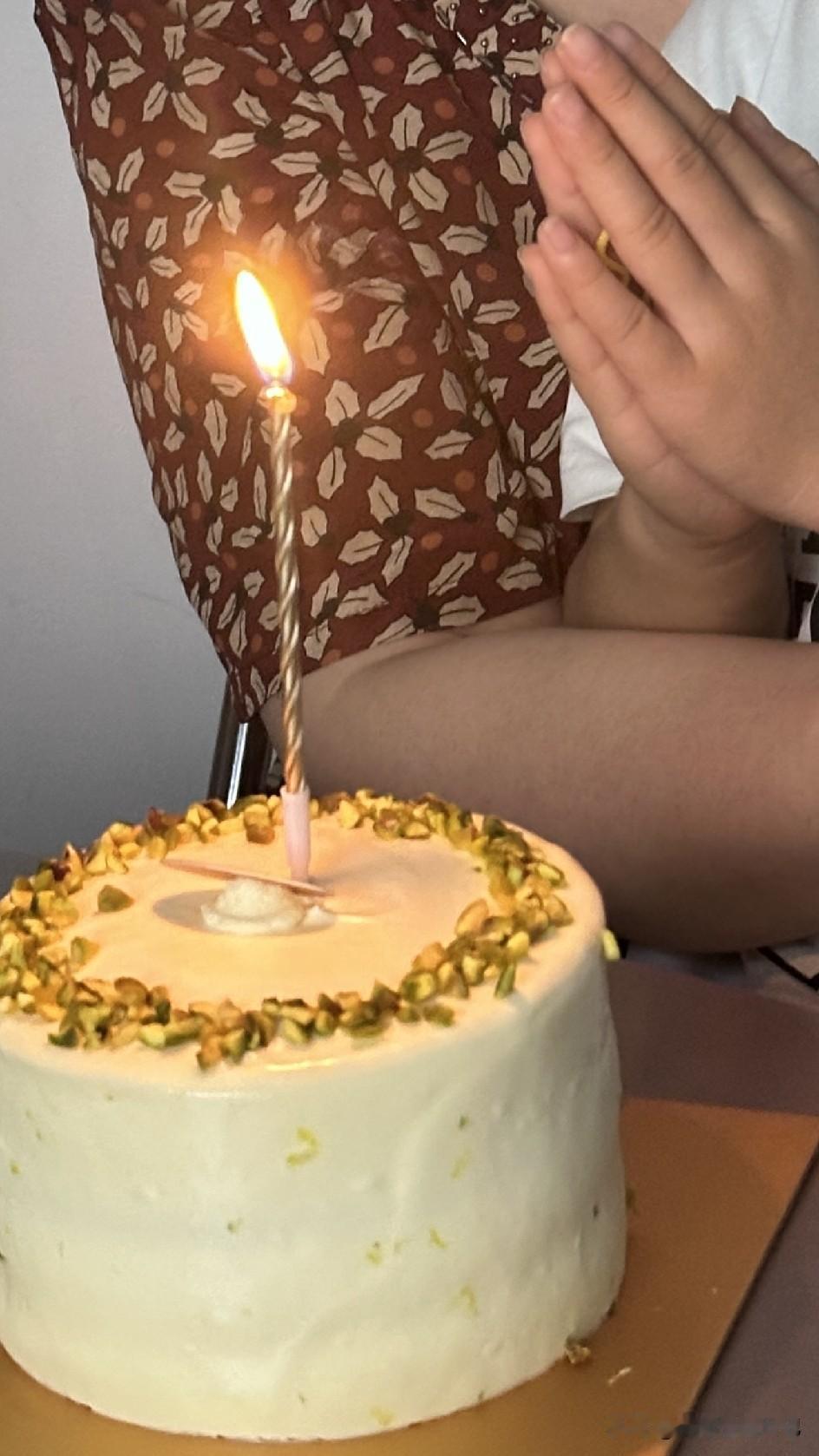 每年的这一天，都会收到妈妈的祝福，今年刚好🈵60岁了，而妈妈却永远的离开了我。