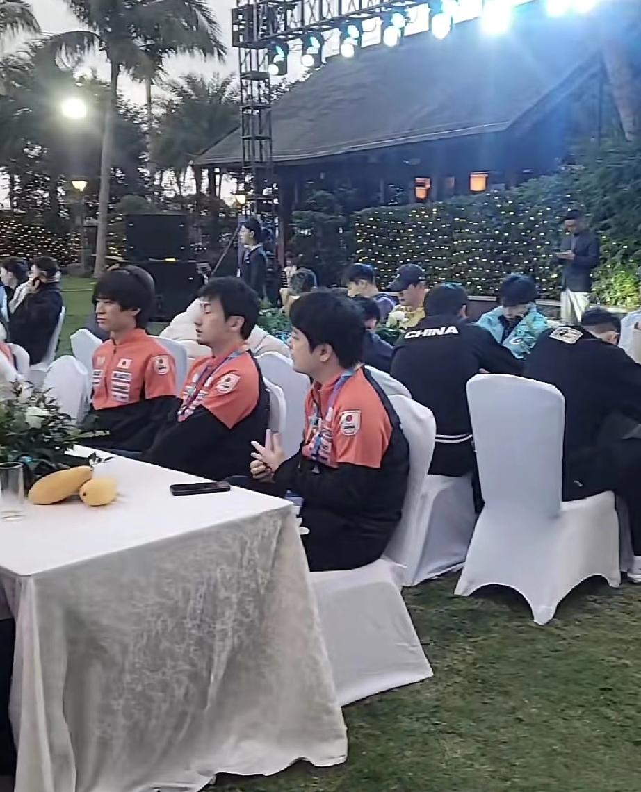 海口亚洲杯欢迎晚宴，国乒男女队分坐在两大桌。女队一眼看到孙颖莎王曼昱何卓佳和陈幸