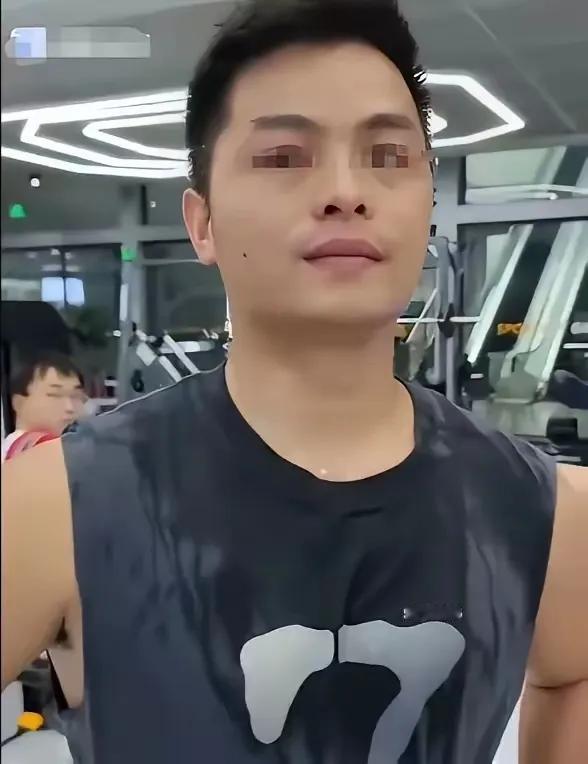 梁女士和彭先生，就是一场价值交换，彭先生的情绪价值拉满，身材有料，梁女士付出经济