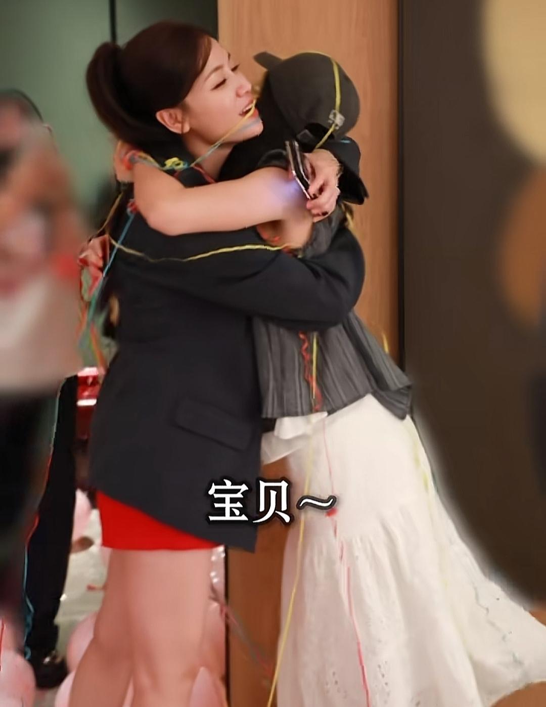 42岁的妈妈和18岁的女儿，好养眼。女人早婚早育真的很好。42岁好年轻，孩子已经