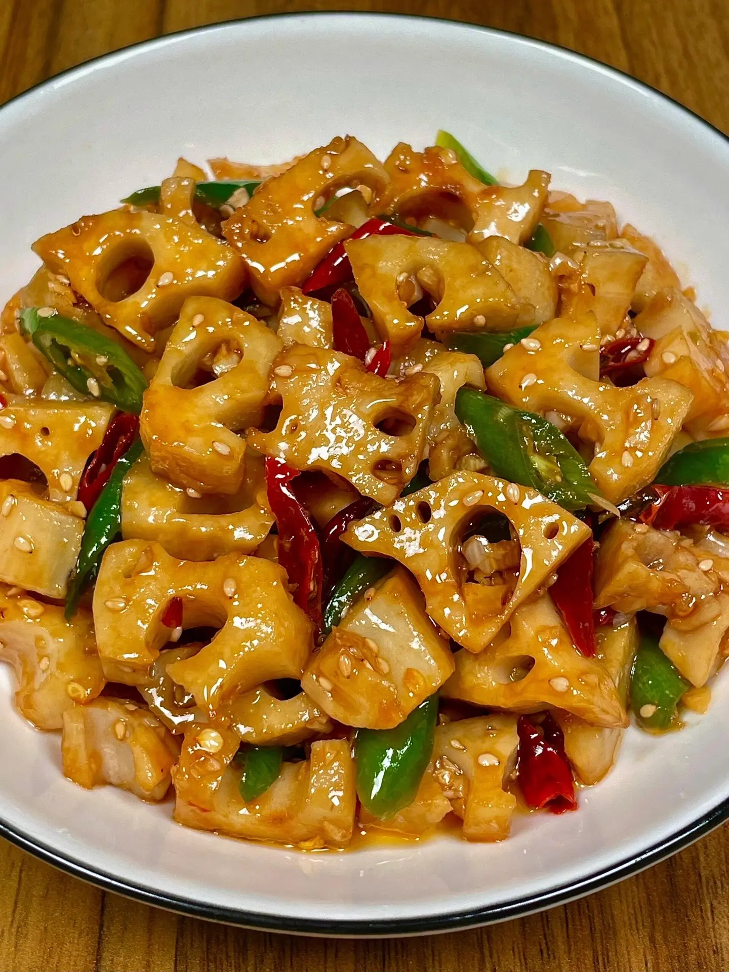 藕片这样做真的很好吃啊。这道酸辣藕丁一出锅就炫不停，好好吃呀
酸辣脆爽，香香辣辣的，配米饭连炫三碗！
真的巨下饭呀！做法简单，快去试试吧
食材：莲藕十蒜末十干辣椒十线椒
做法：如图所示