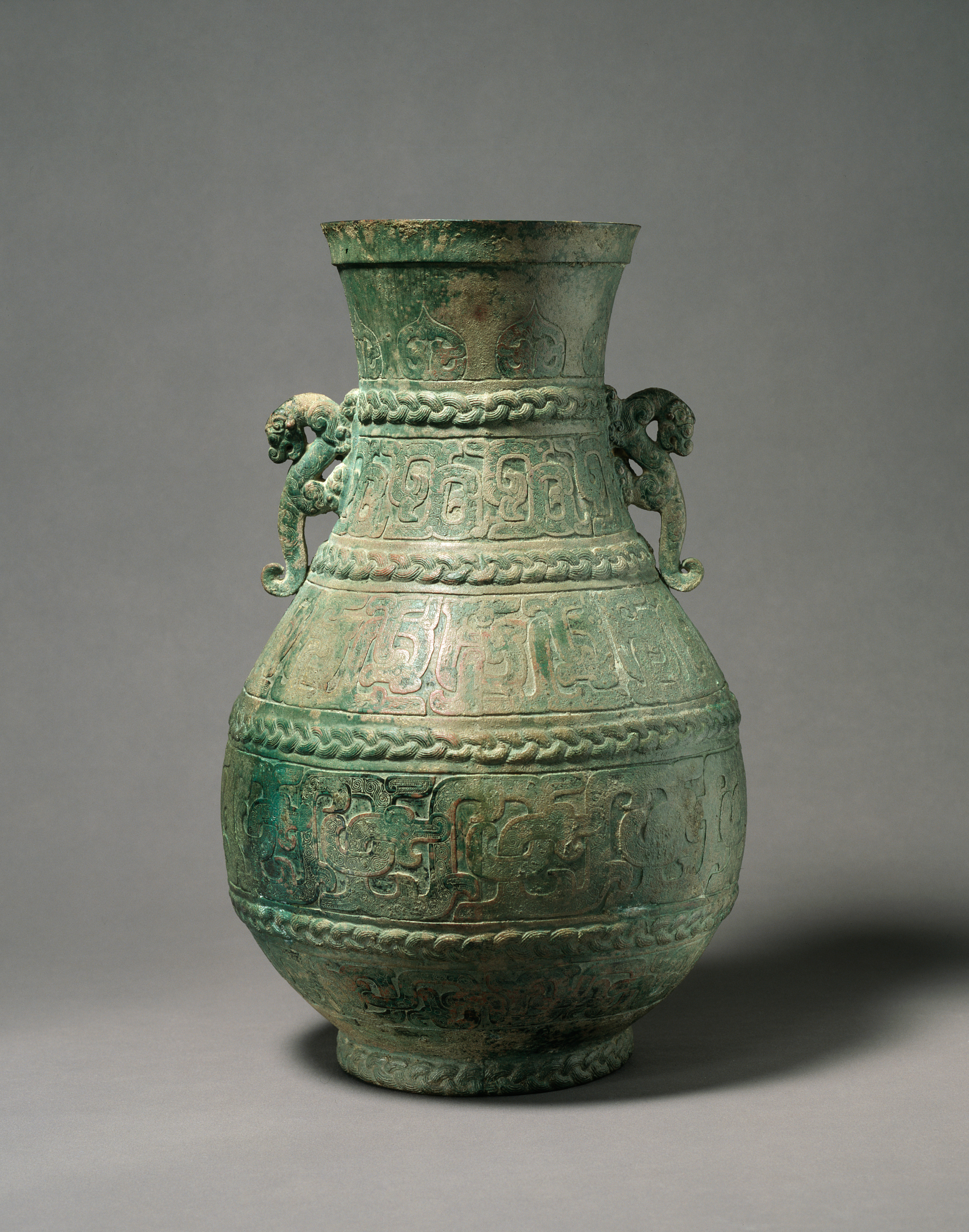美国圣路易斯美术馆藏春秋晚期晋系风格的蟠龙纹壶 