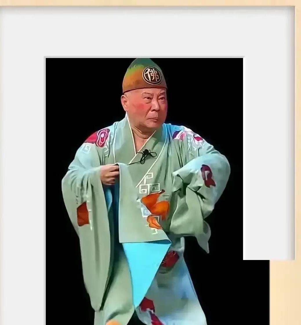 郭德纲被立案调查之前，
德云社一千多名员工，
没有一个敢对他说“这词不能改”。因
