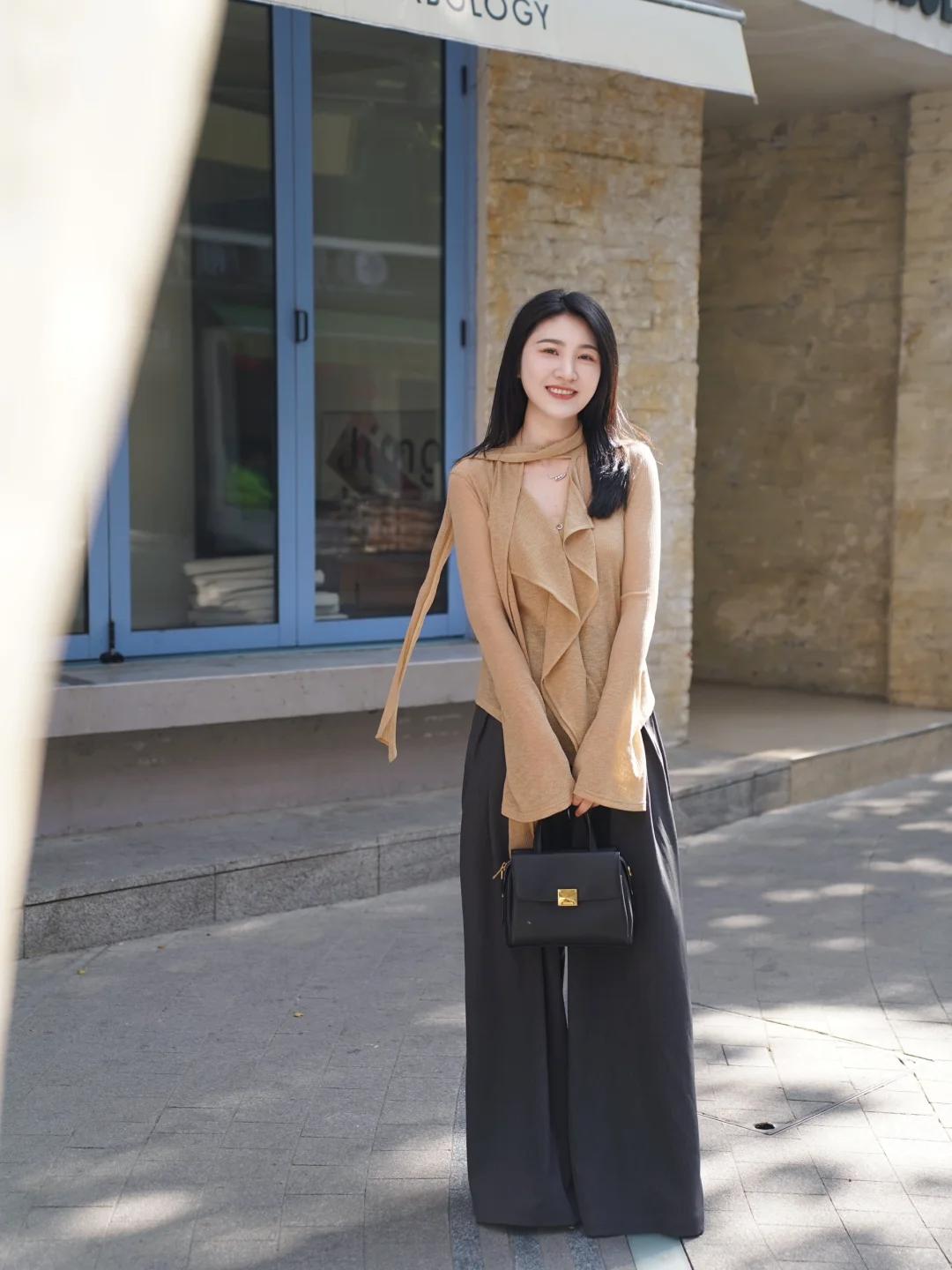 优雅穿搭指南：米色褶皱上衣+黑色长裙，简约而不失时尚！