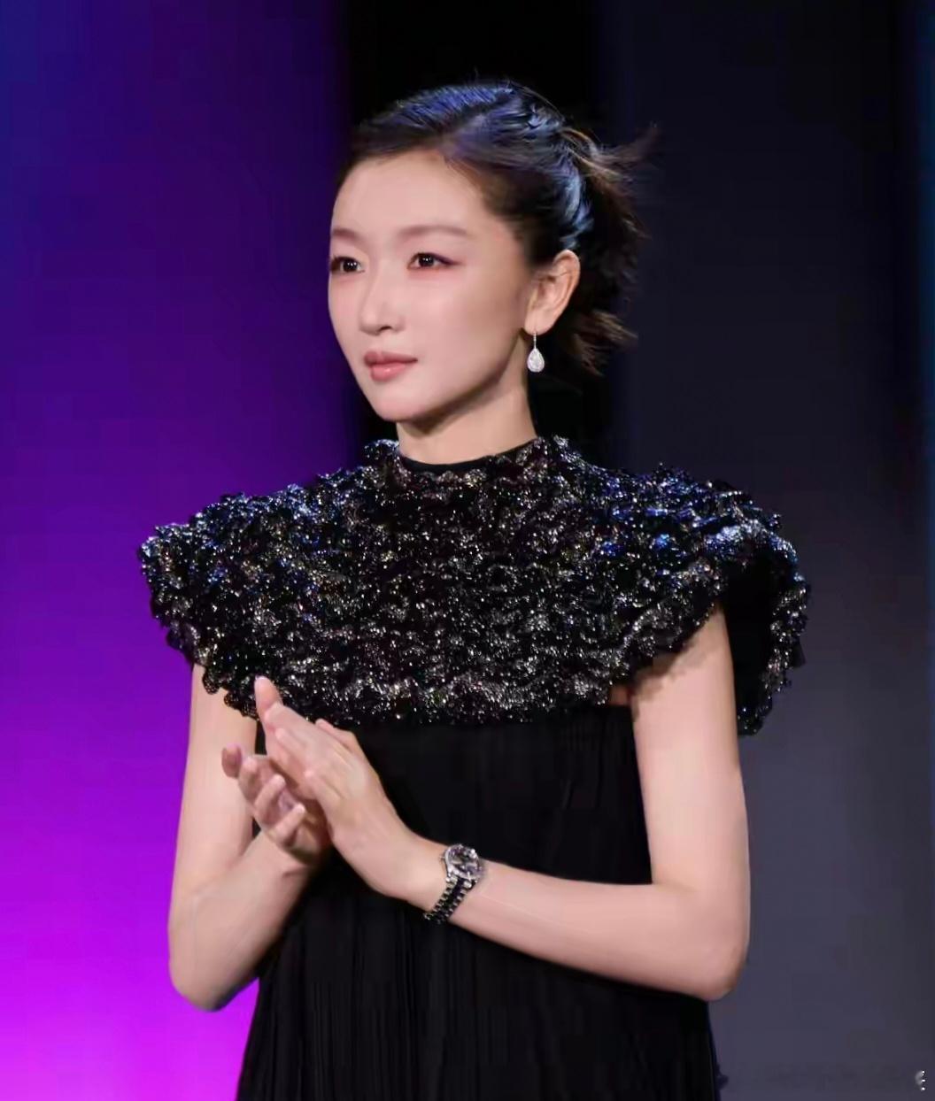 周冬雨黑裙 东方古典美每次她盘发的造型都很出彩明显感受到她的高级骨相与气质这次亮