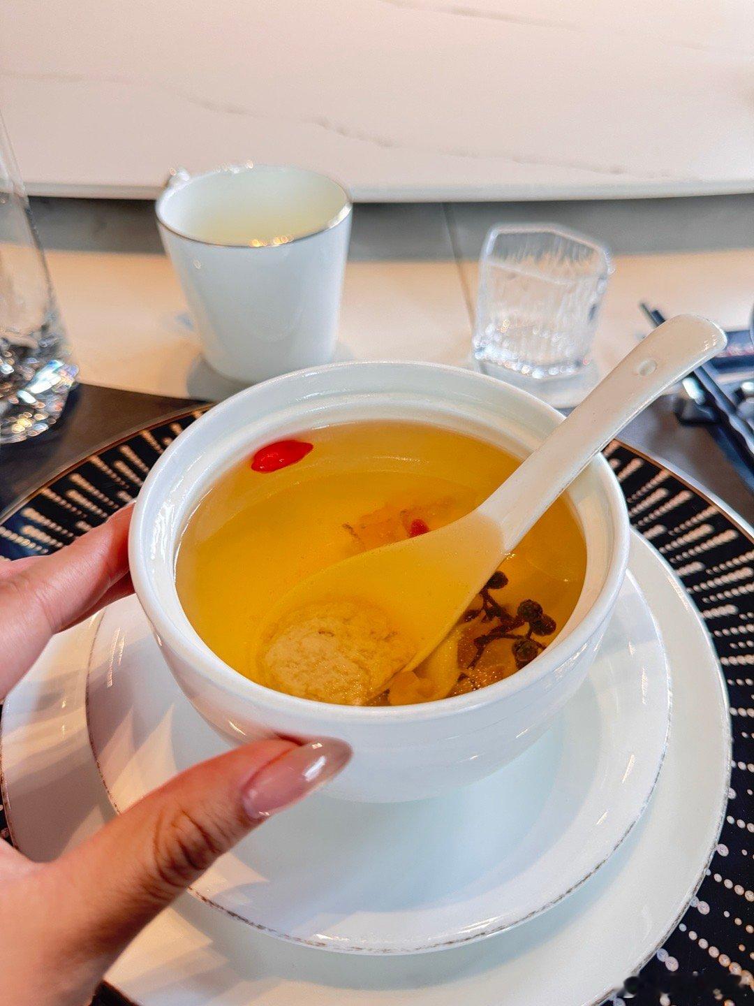 论做汤🍲还得是广州人啊！！你豆宝今儿第一顿😏困懵了bb 你们中午吃啥？  ​