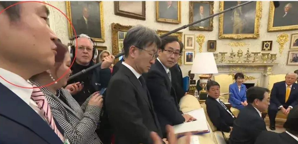 向特朗普提问的日本记者，遭疯狂网暴！只因他问这位美国总统为何不在动武之前通知包括