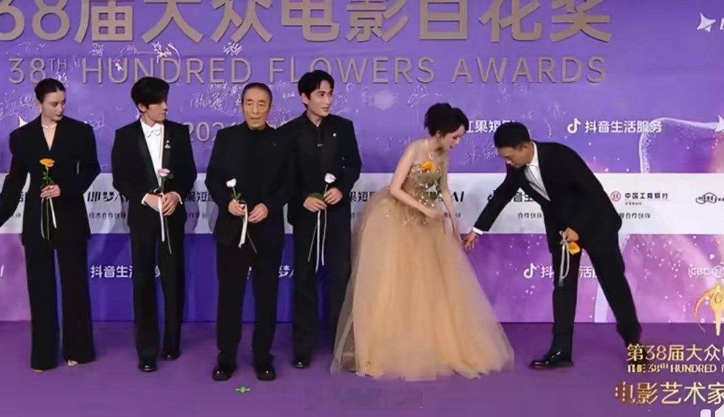 杨幂真的很有礼貌百花奖内场，期待杨幂大美女 
