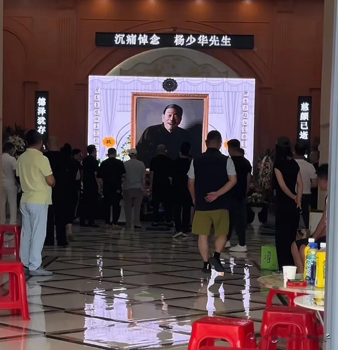 高峰连夜奔往杨少华灵堂，凌晨发文深切缅怀师爷！
7月11日，凌晨，1点38分，相
