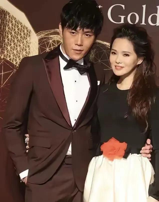 他老婆无意间又火了一把，这把火是央视新闻给的。以前还不理解他为什么会对一个二婚女