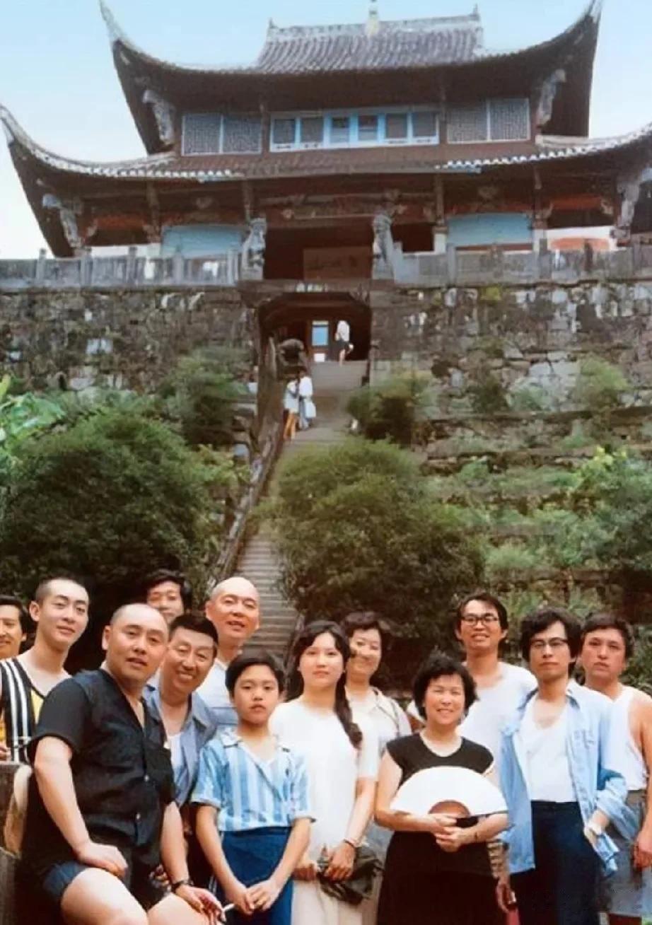 知名导演杨洁，拍摄“小雷音寺”这一集时，带着剧组来到九华山取景，哪知道跑了十几个