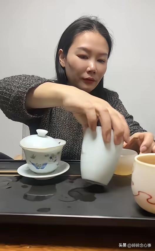 这是张雪的妹妹，
十岁那年，父母离异，张雪和妹妹张娅跟着年迈的奶奶生活。家里穷，