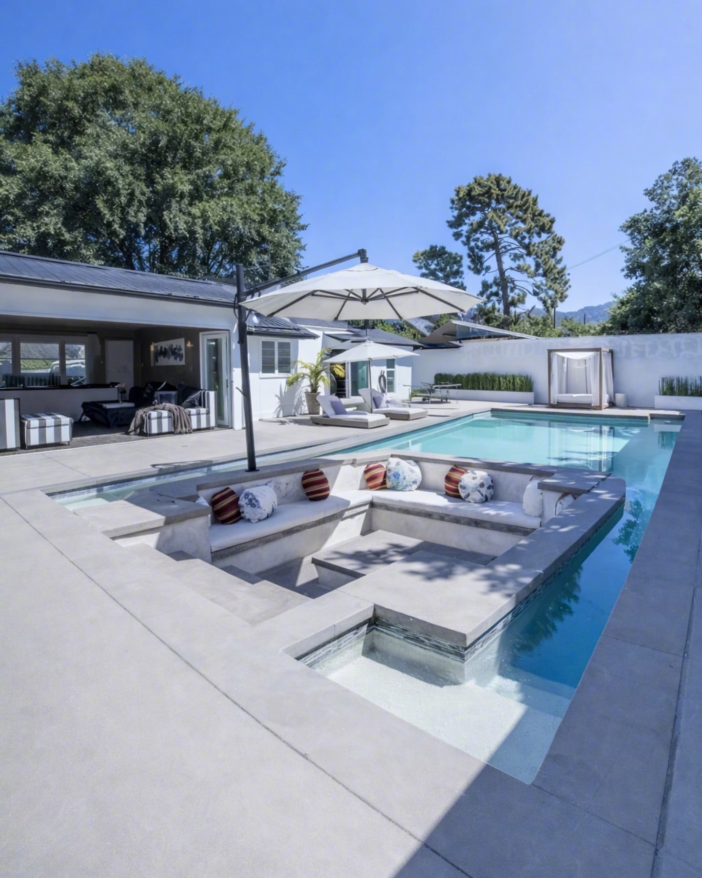 碧梨 Billie Eilish在洛杉矶的家，一处朴实的牧场式住宅。房子是单层布