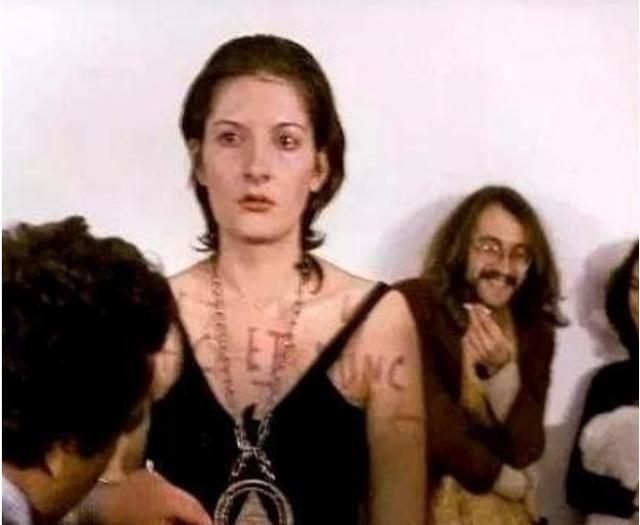 1974年，一名美女将自己麻醉后任由人们主宰自己的身体，很快她就被人扒掉了上衣，