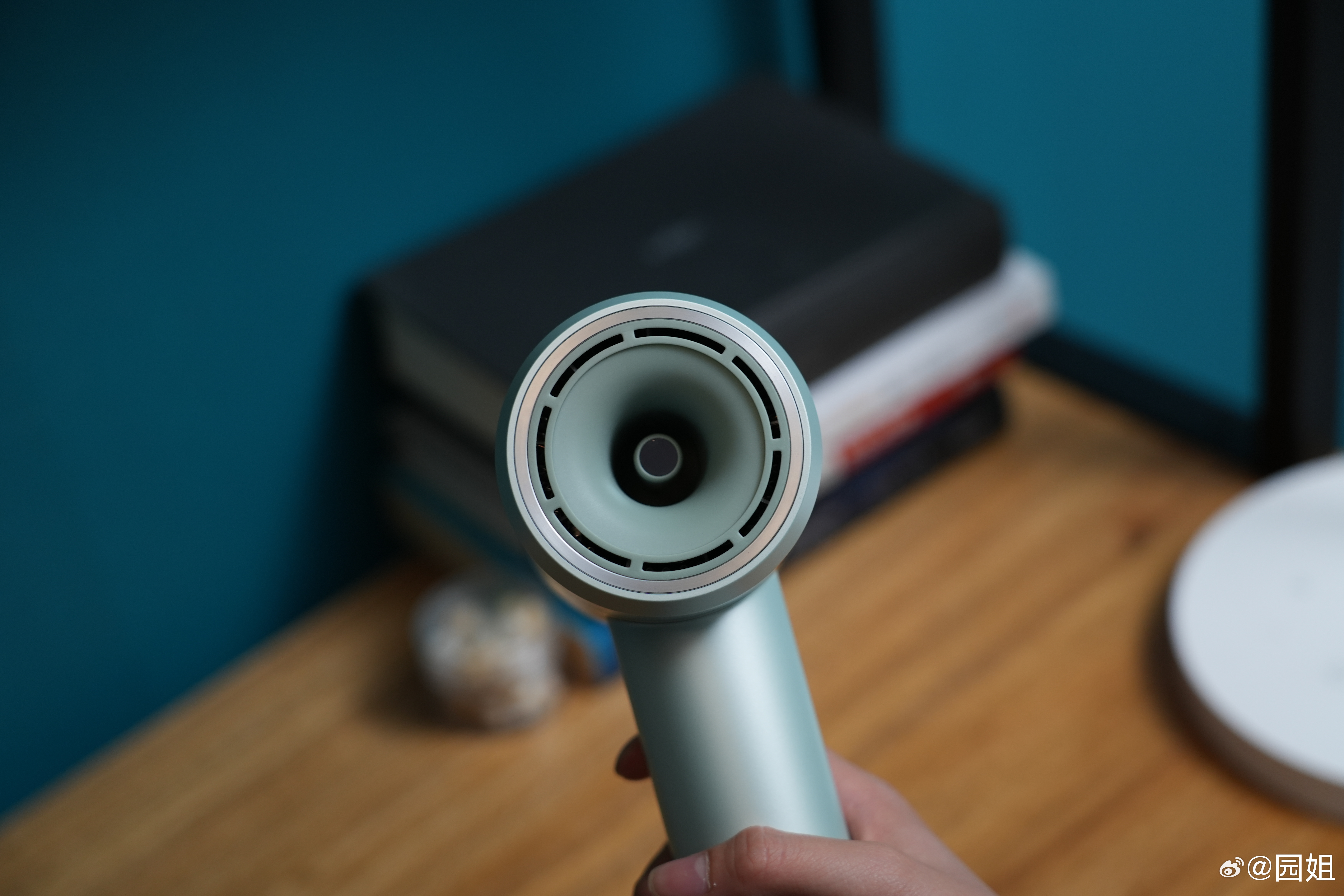 吹风机温度挺重要的，温度太高会伤头发，这款米家高速吹风机Pro可以实现50℃恒温