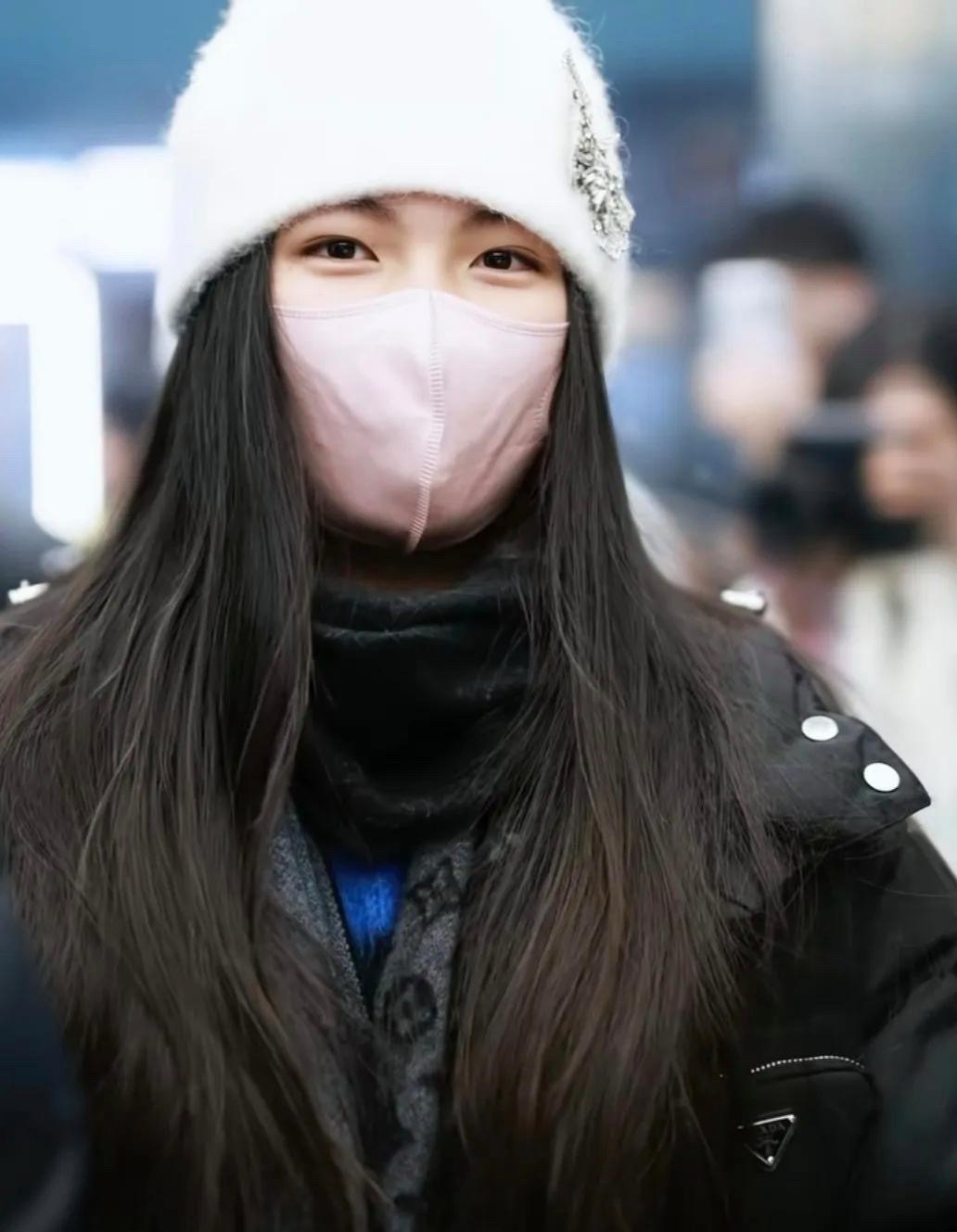 王诗龄学校放圣诞假了，刚走没俩月又回北京，这次是真瘦了，腿细不少，还换上新款手机