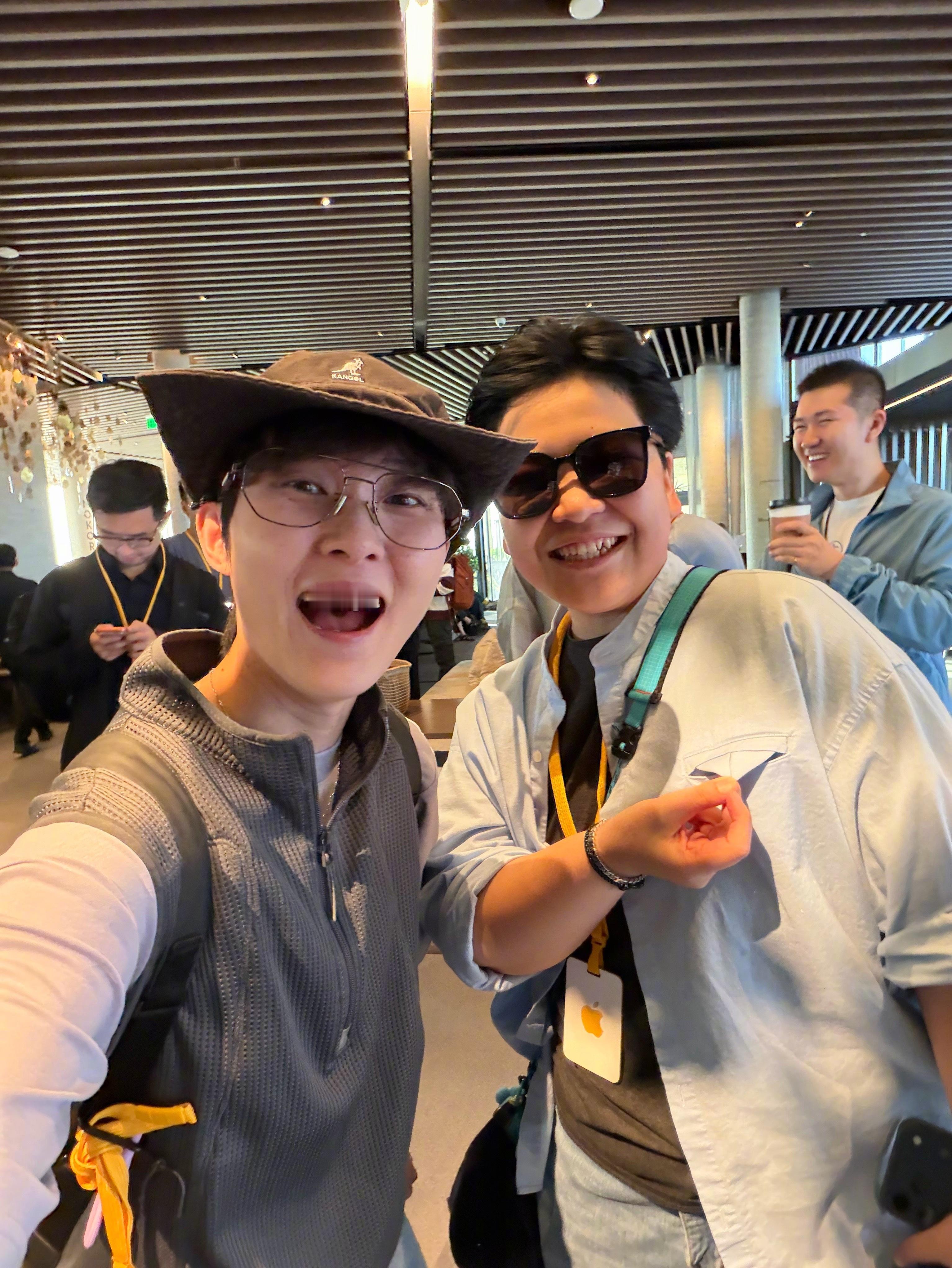 碰到打工仔小张了[笑cry]巨搞笑！她乌龙的买错了衣服，误买了一件大牌，纠结要不