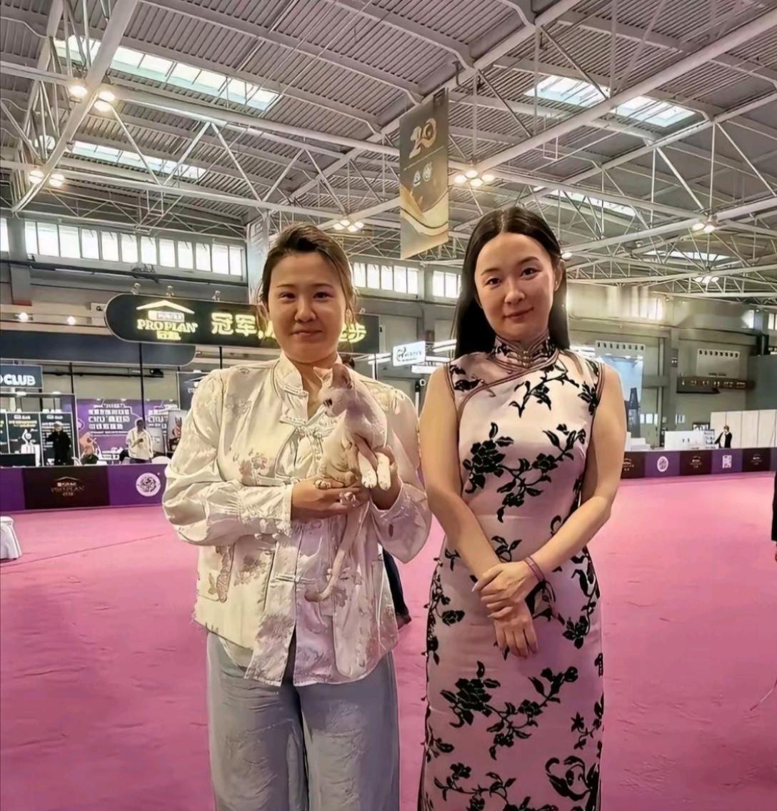 霍思燕这身打扮，成熟感太重了
看来，有钱也抵挡不住衰老啊[捂脸]