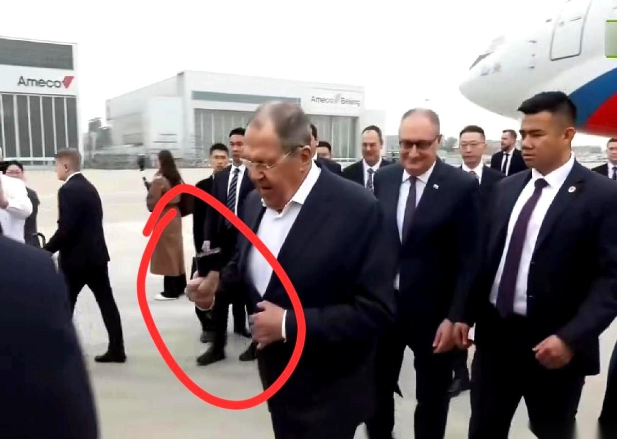 专机舱门一开，76岁的拉夫罗夫就这么下来了。
没打领带，西装敞着怀，风吹得衣角呼