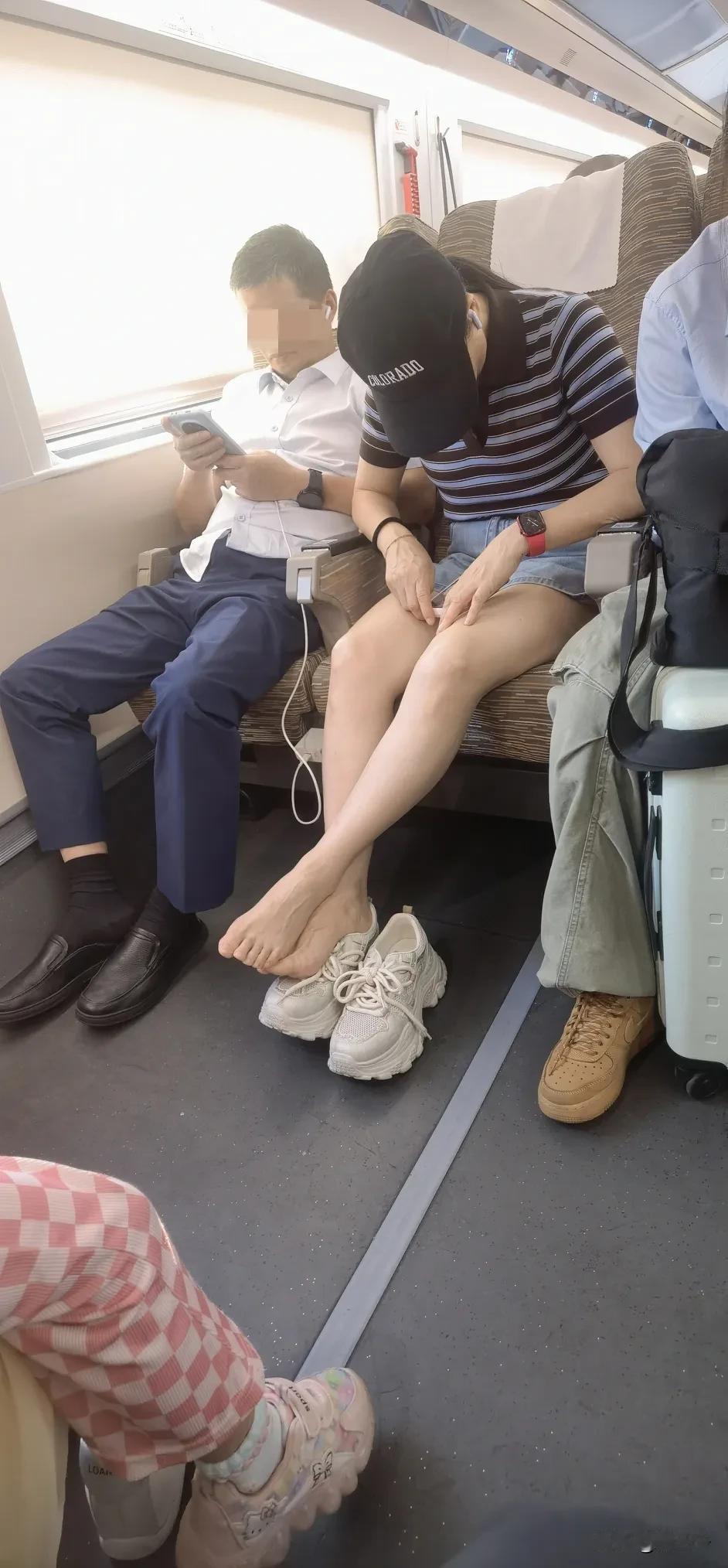 很好奇，中间这位美女把鞋一脱，如果你是她左右边的2位男士，你会怎么办，也脱鞋反制