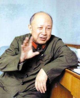 一门心思扑在学问上的人，往往没有人情世故的概念。
五十年代，曾有一位北京大学数学