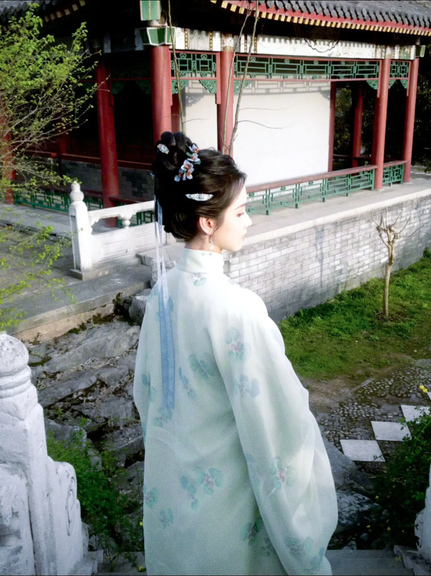 “小轩窗，正梳妆。”