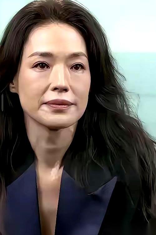 49岁的舒淇，对着镜头，终于把藏了九年的事，全说了。
什么“清醒丁克”，什么“独