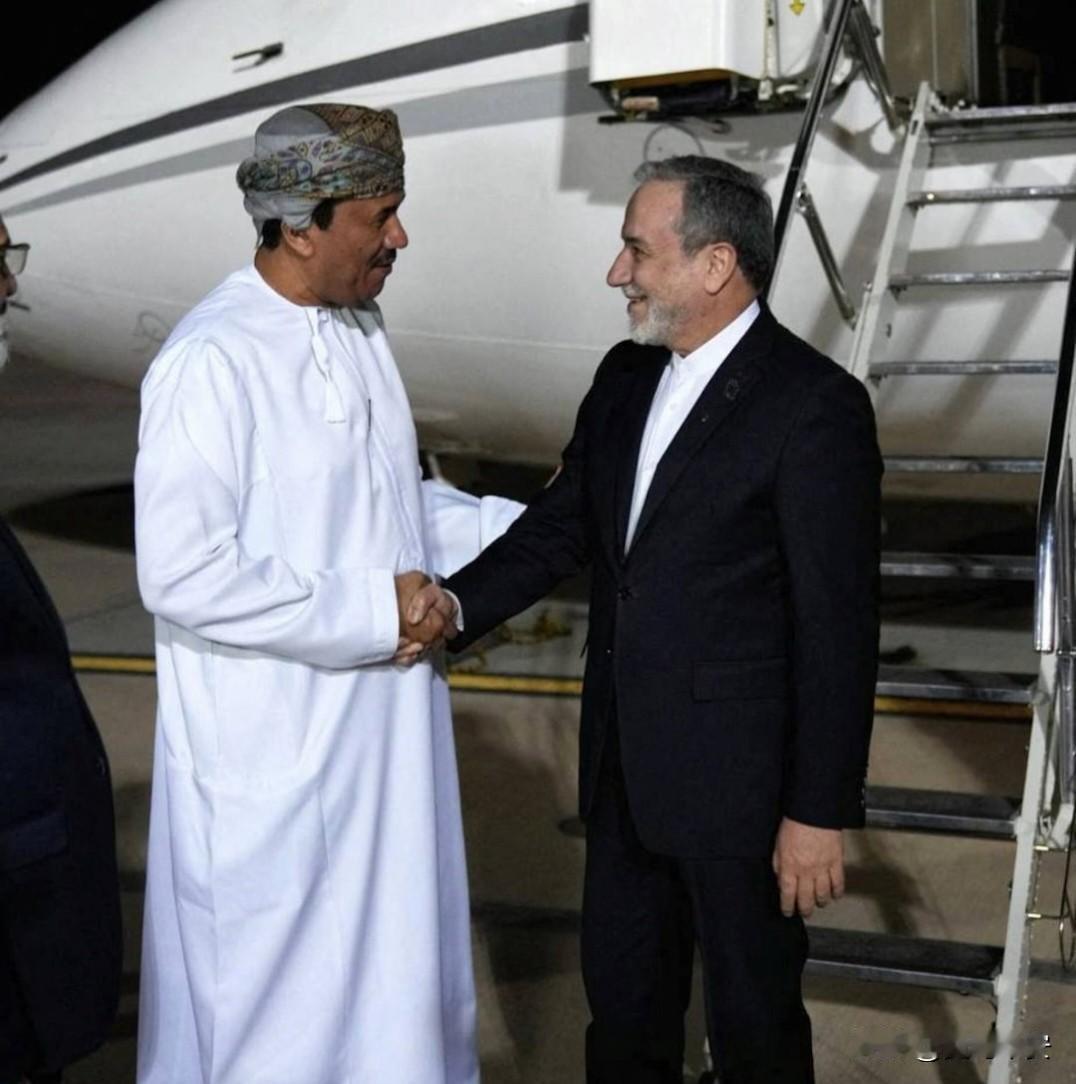 伊朗外长静候美国代表
今天下午，伊朗外长阿格拉奇比美国代表更早抵达阿曼首都马斯喀