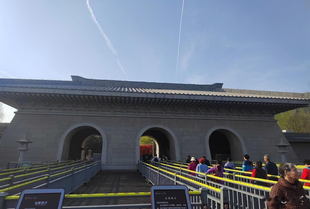 最近这段时间，有不少负债人的微信、支付宝、银行卡都被冻结了，但冻结的并不是本地的