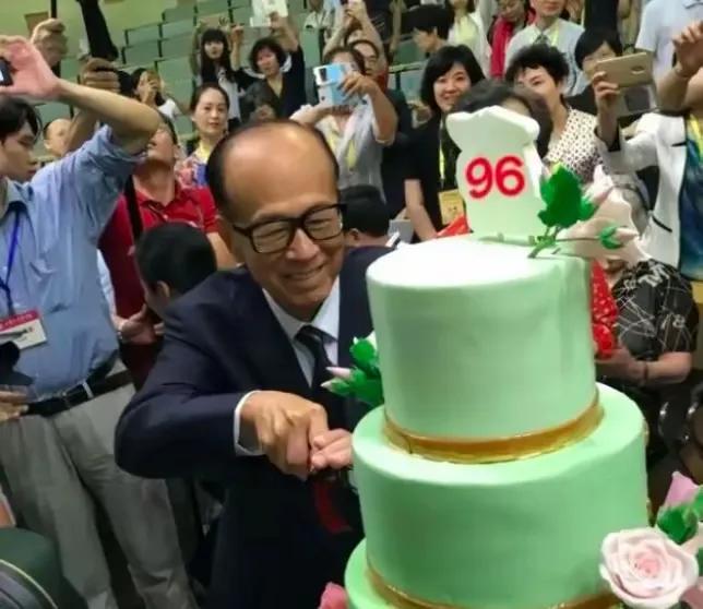 🔥97 岁李嘉诚生日宴刷屏！黑西装 + 蓝格纹领带帅成标杆，3000 亿身家藏