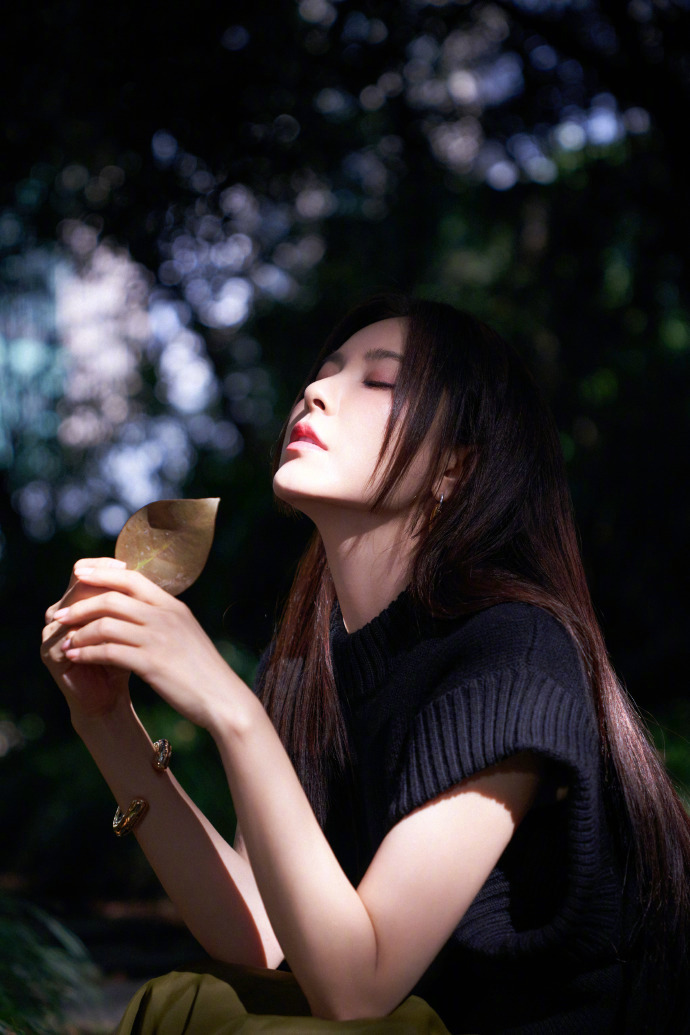 #曾黎绿色火焰裙# 曾黎林间大片🈶！绿色火焰裙好美啊～“风以不同种惬意的姿态，