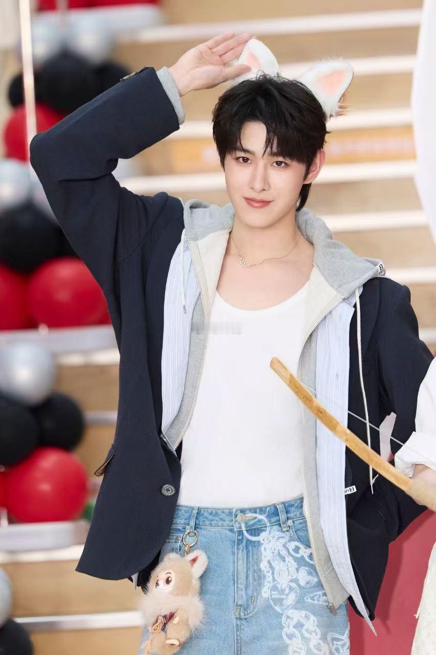 田嘉瑞这是我的啊呜 田嘉瑞抱着啊呜不撒手的样子也太好笑了，完全就是小朋友得到了新