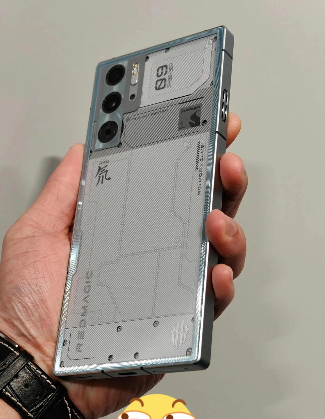 红魔9Pro，来自未来的手机！亮点汇总
1：红魔手机在设计上一直很激进，这次9p