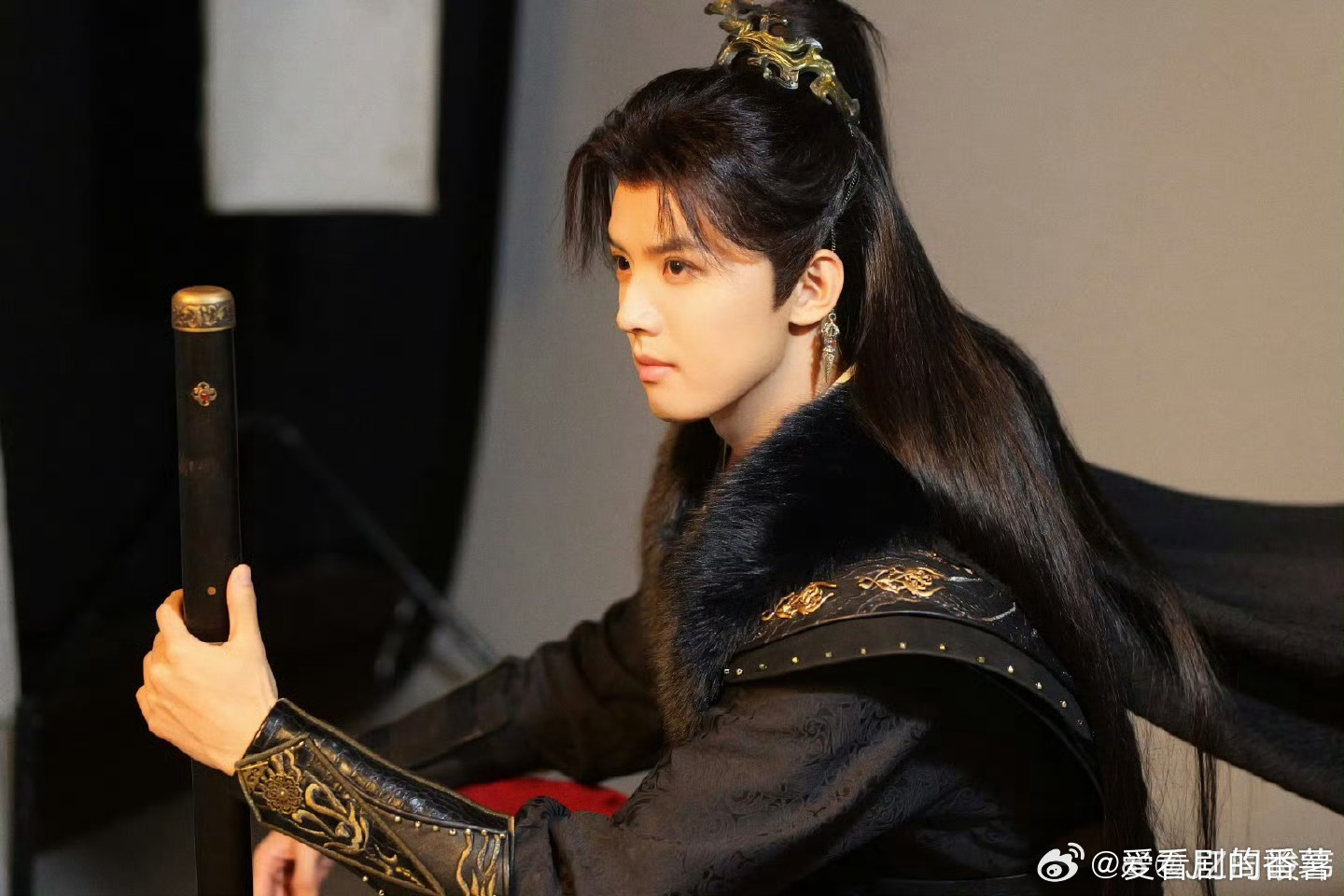 周峻纬长文回应带资进组从演员到出品人，还把萧仞演得这么出圈，真诚果然是必杀技～真