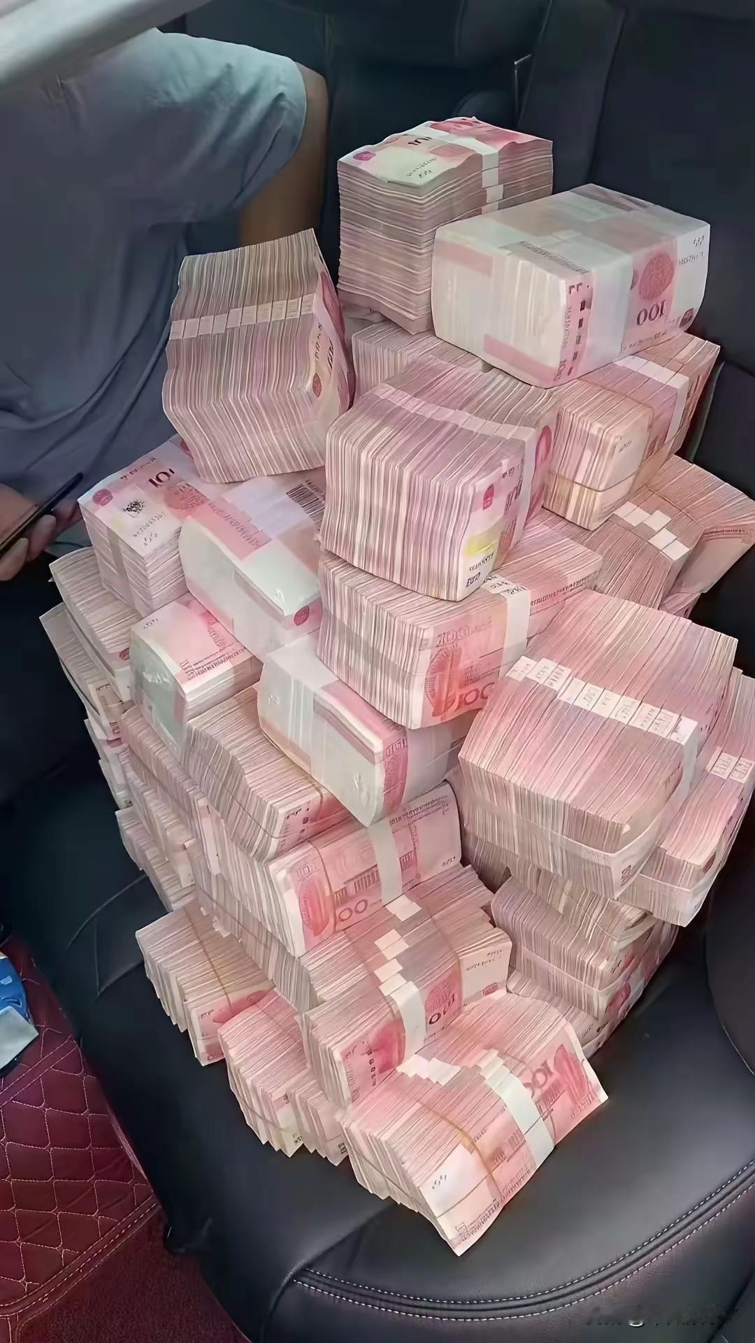 钱，不用太多！

我觉得，普通人能有500万存款，有房有车。这就是最幸福的有钱人