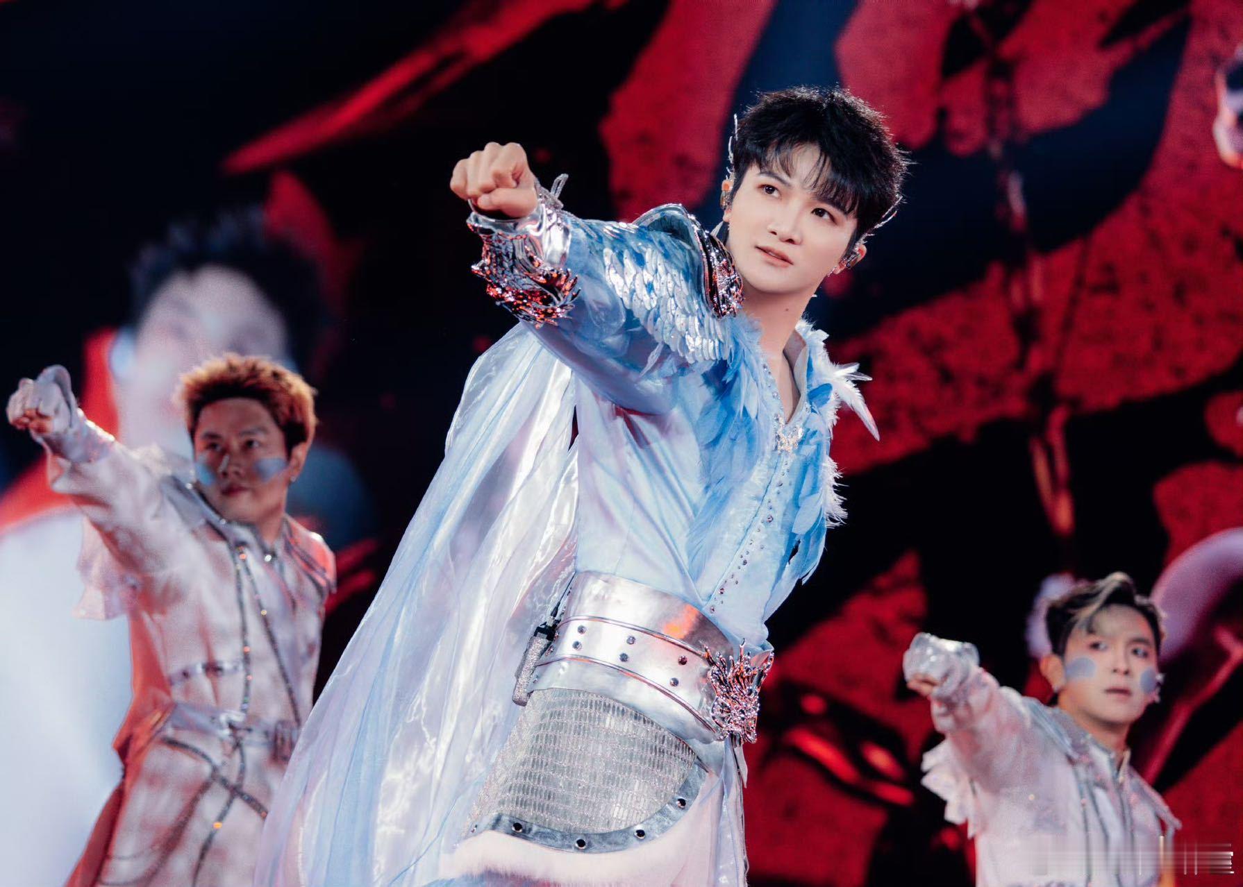 周深跨年直播这谁顶得住！周深居然是首位登上香港启德体育主场馆开跨年演唱会的内地歌