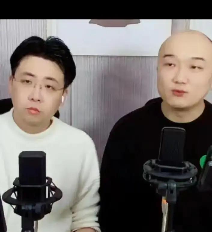 你刷到姜昆徒弟骂郭德纲的视频了吧？
假的，从头到尾都是剧本。
那两个主播根本不是