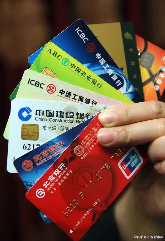 建议不要让任何人的钱过银行卡大家警惕：用自己的银行卡，不代收钱，不代转账，不借身