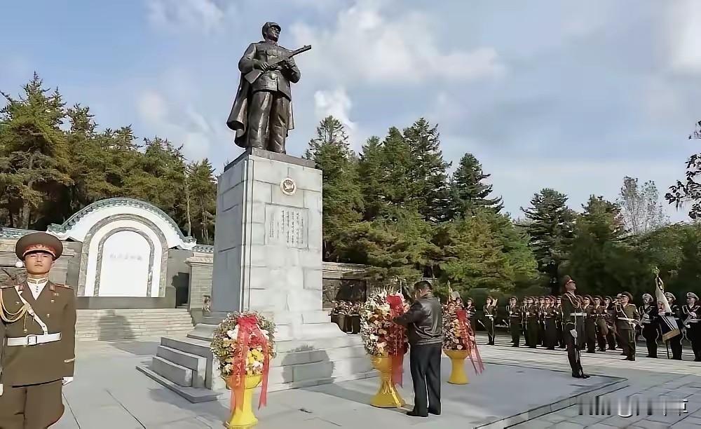 金将军这一跪，
跪出了中朝友谊的新高度！
10月25日，
是志愿军援朝纪念日，