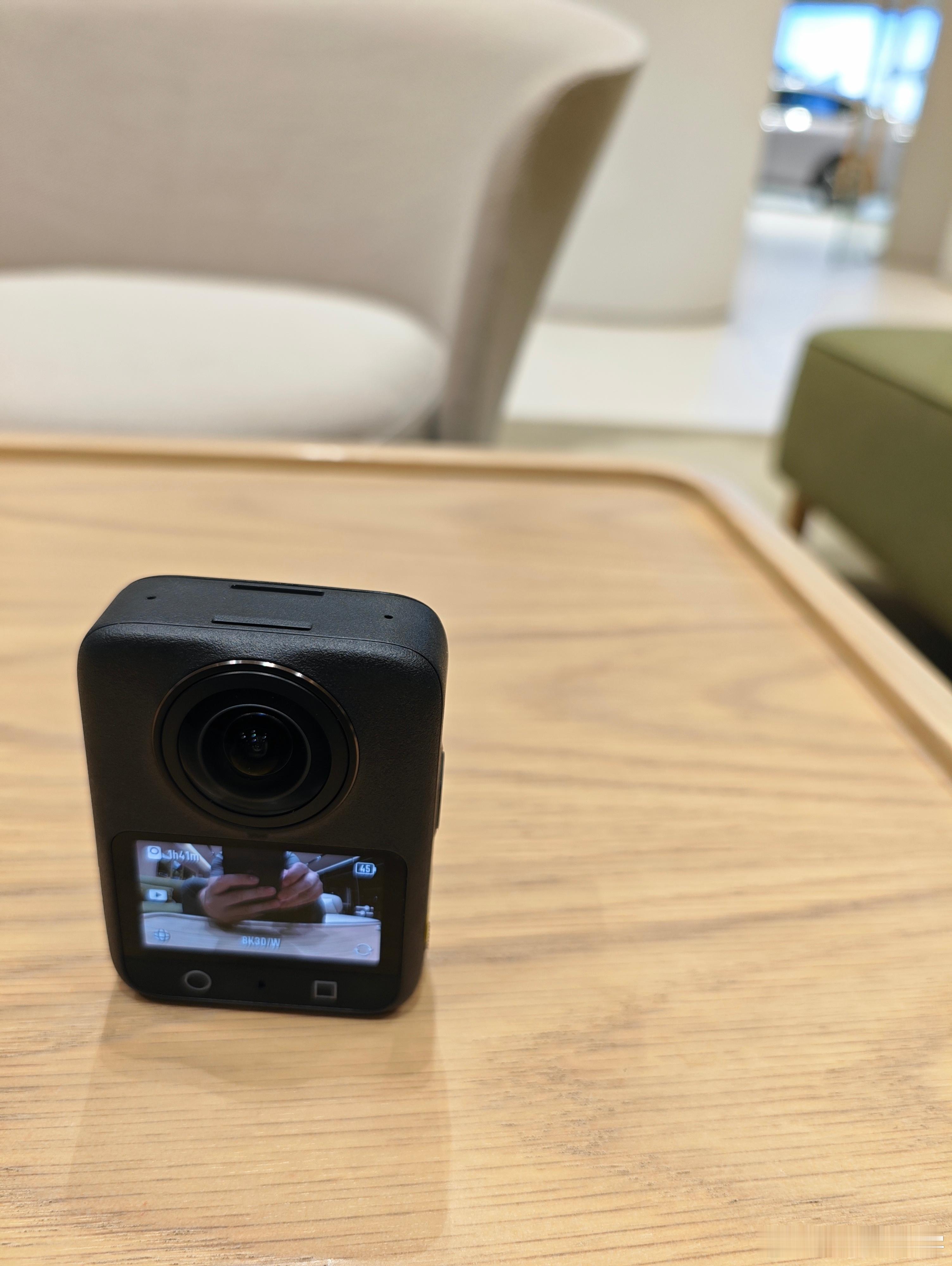 昨天买了大疆osmo360，把玩了一晚上，我之前有一个影石360x5，简单说一下