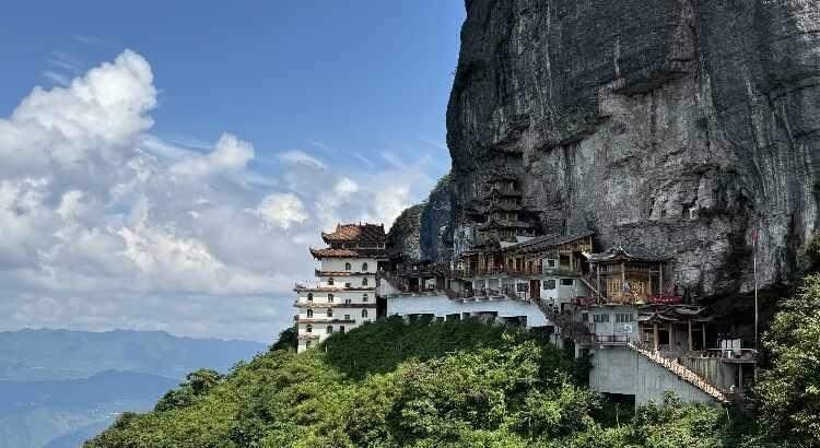 周日有去尧龙山的嘛
逃离城市喧嚣，进入隐秘仙境、云端上的古寺！
天然秘境、灵山奇