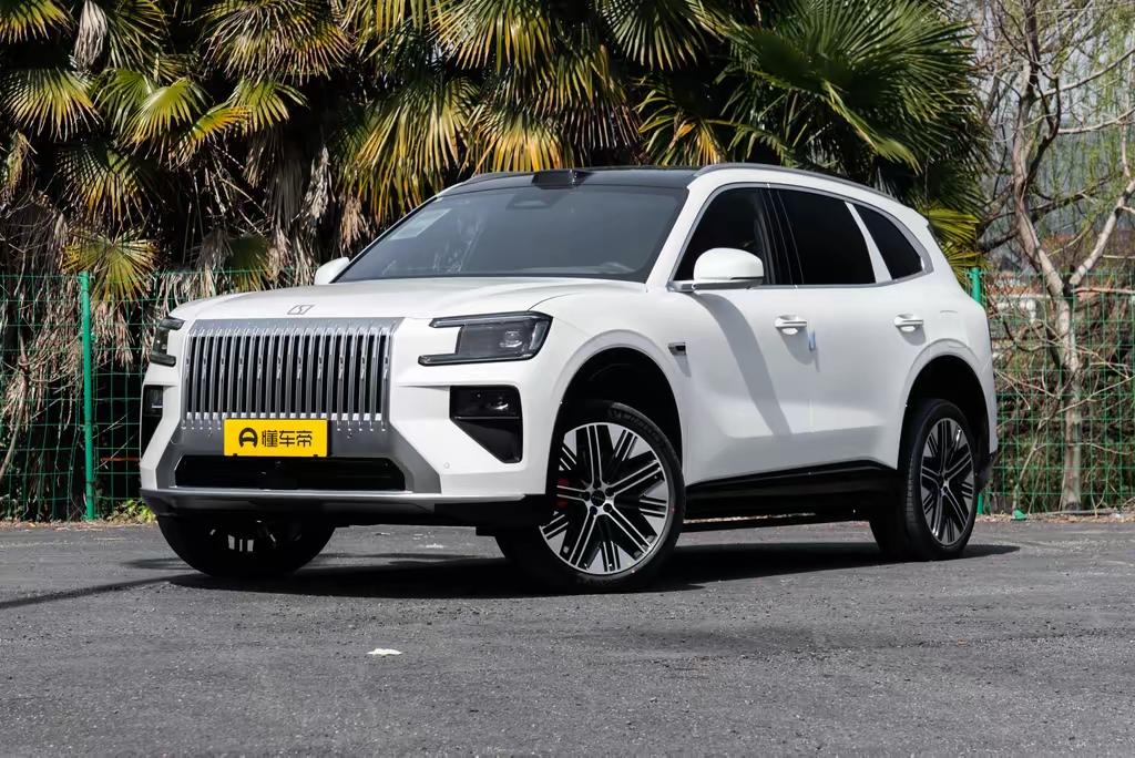 别被极氪8X的“西装”骗了，这货骨子里其实是个“暴徒”！
要说今年最让我“真香”