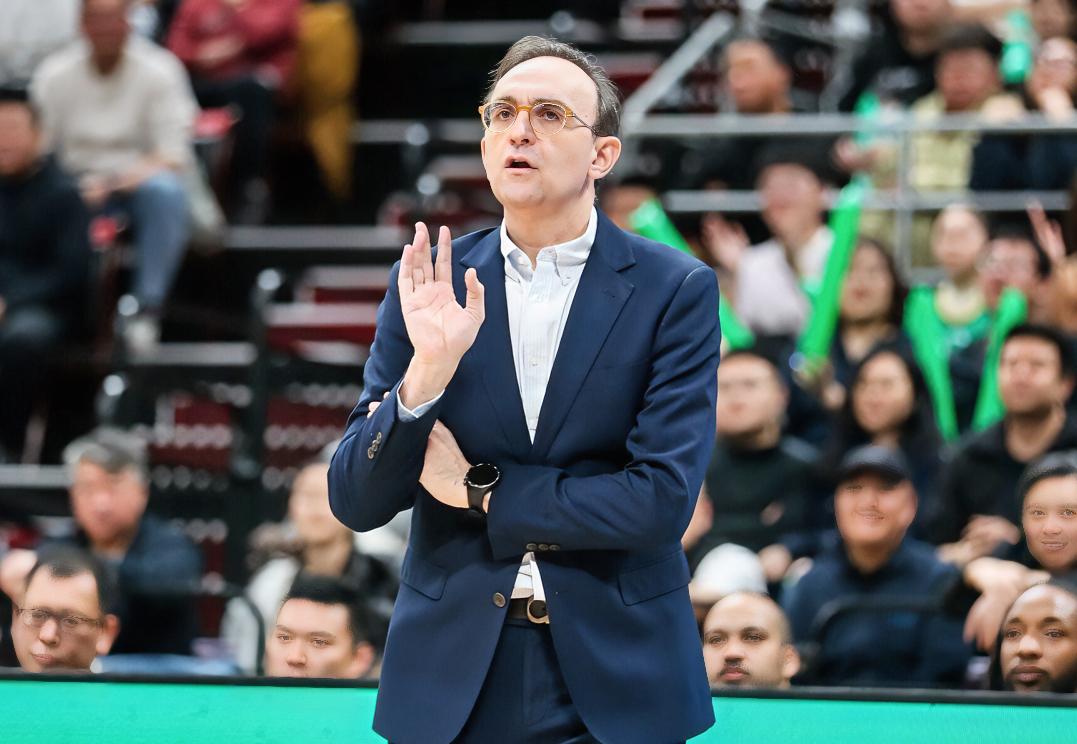 辽宁男篮34分惨败上海男篮，这五个事实是真刺眼：

1、辽宁三连冠时期的功臣张镇