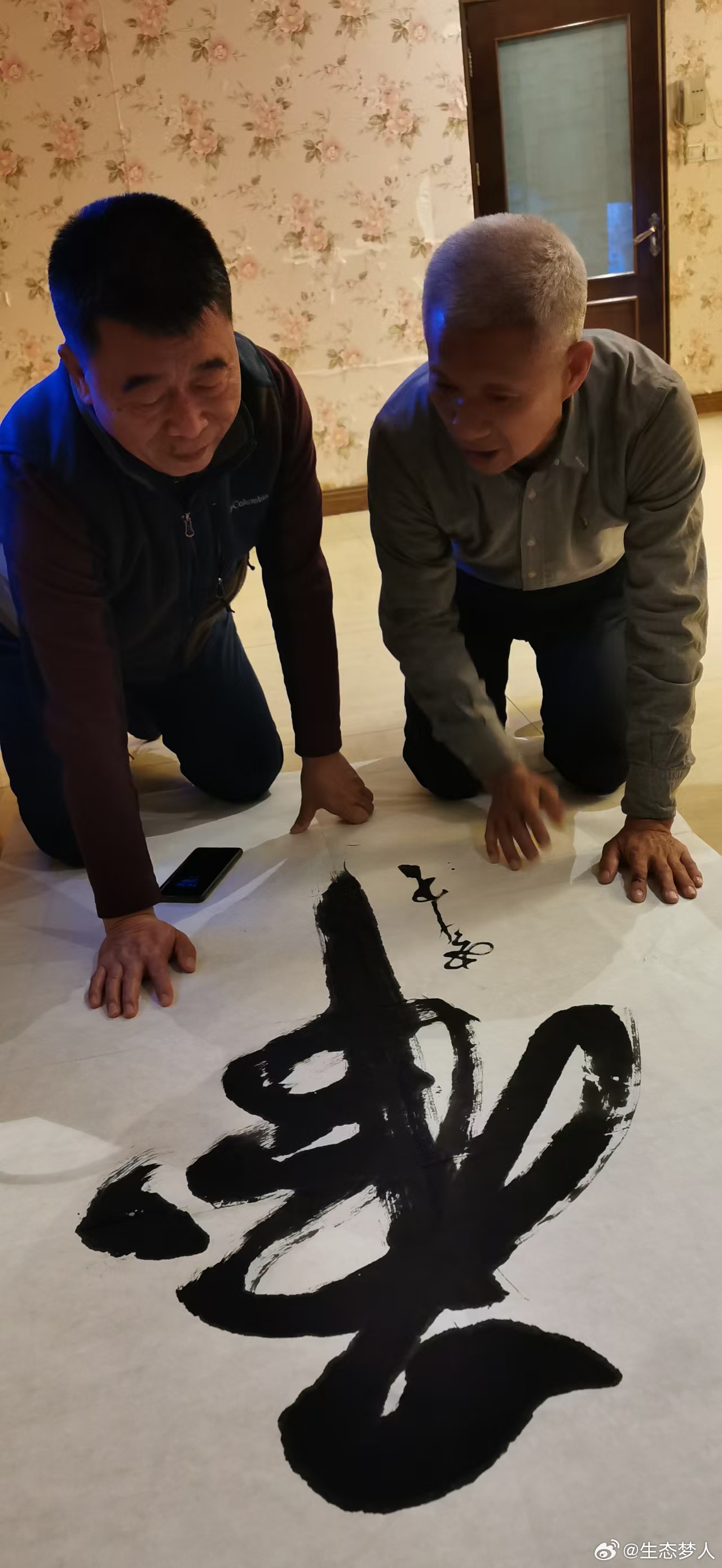 绿水青山·美丽中国行 狼王 很怕虎，点评还得跪着。图片由提供。济南·天下第一泉风
